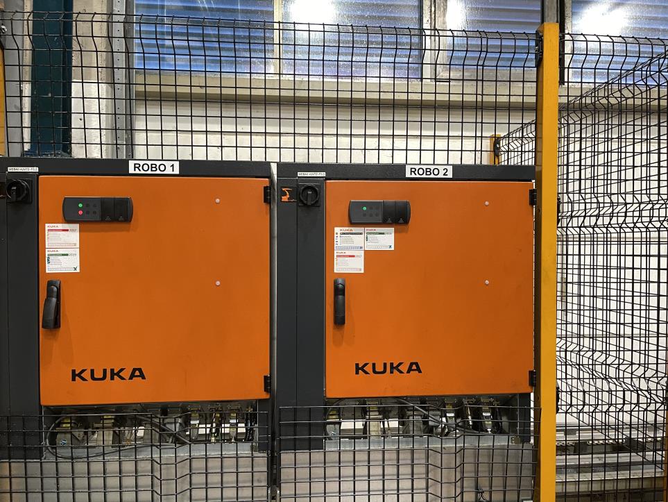 Gepflegte Bearbeitungszentren und Roboter eines Automobilzulieferers-6